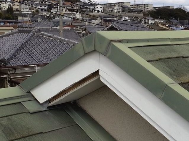 小野市の一部落下した破風板